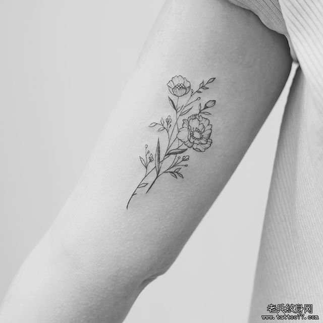 大臂小清新花朵纹身图案