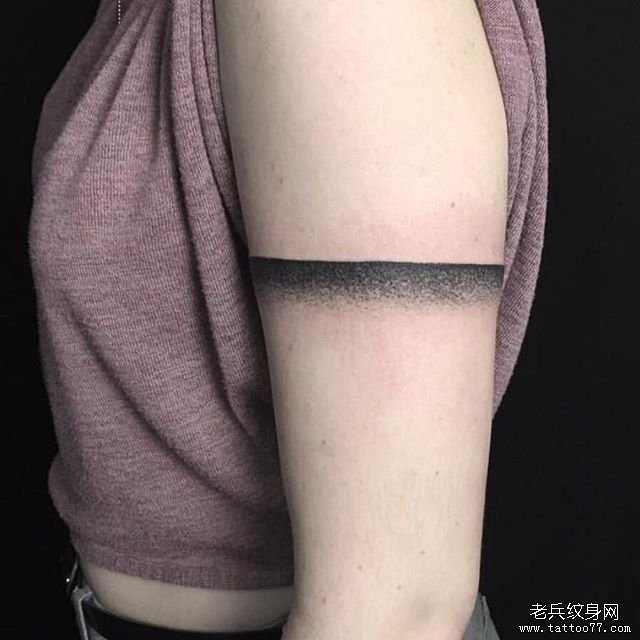 手臂几何点刺手环纹身图案
