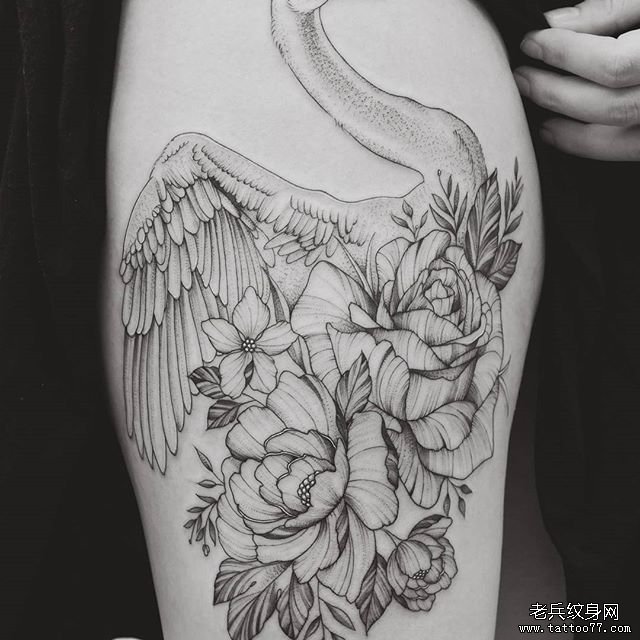 大腿鹅花朵纹身图案
