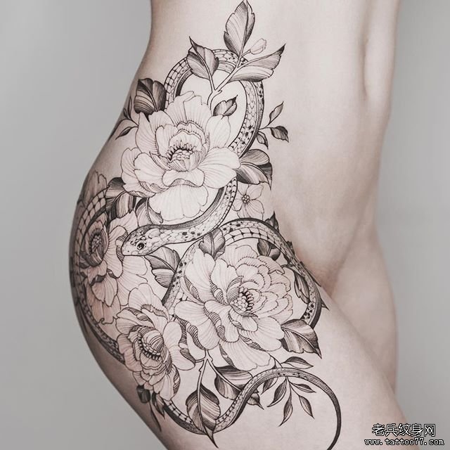 大腿花朵蛇纹身图案
