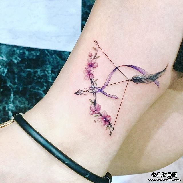 简约小清新弓箭花朵纹身