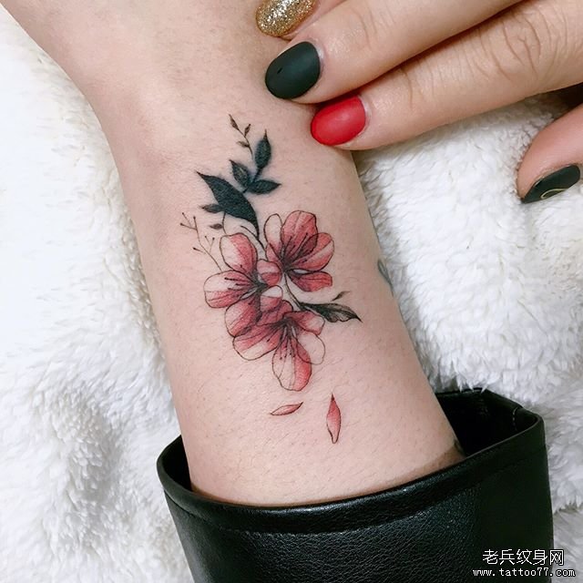 手腕小清新花卉纹身
