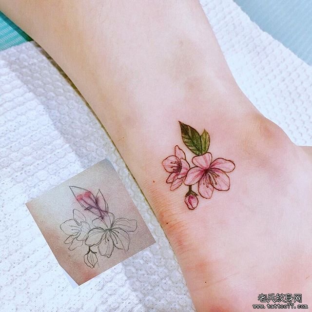 脚踝花朵纹身