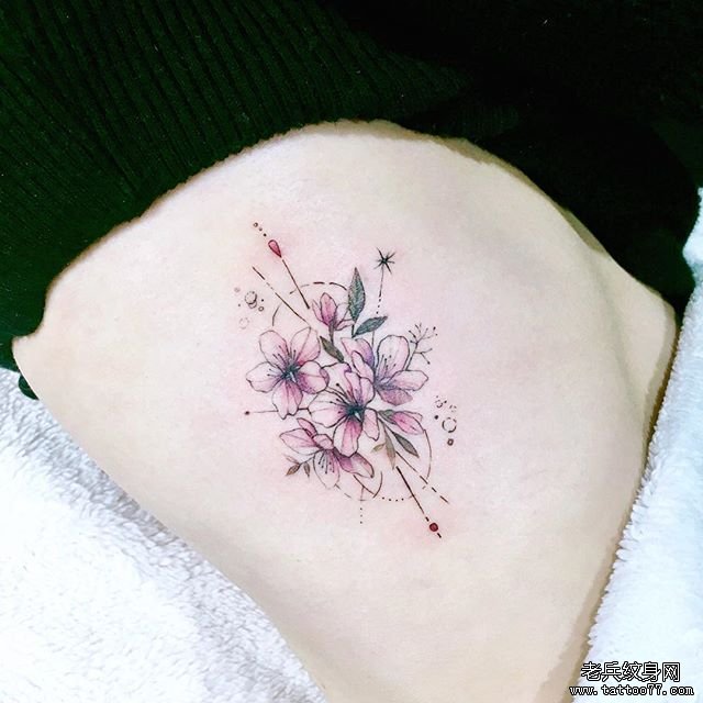 大腿色彩樱花纹身