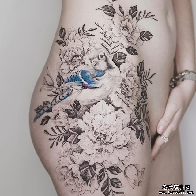 大腿色彩花朵鸟纹身图案