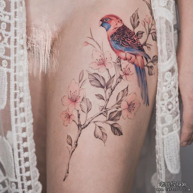 大腿色彩鹦鹉花朵纹身图案