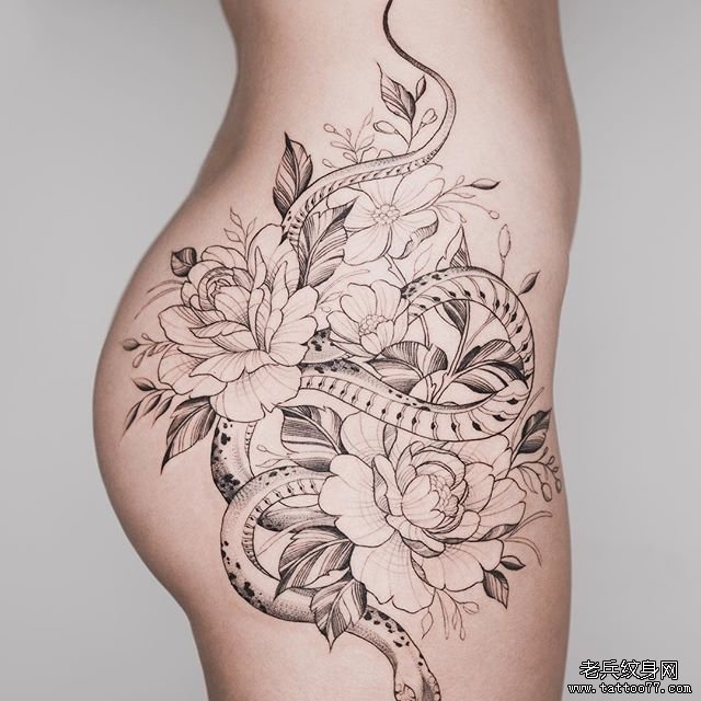 大腿蛇花朵纹身图案