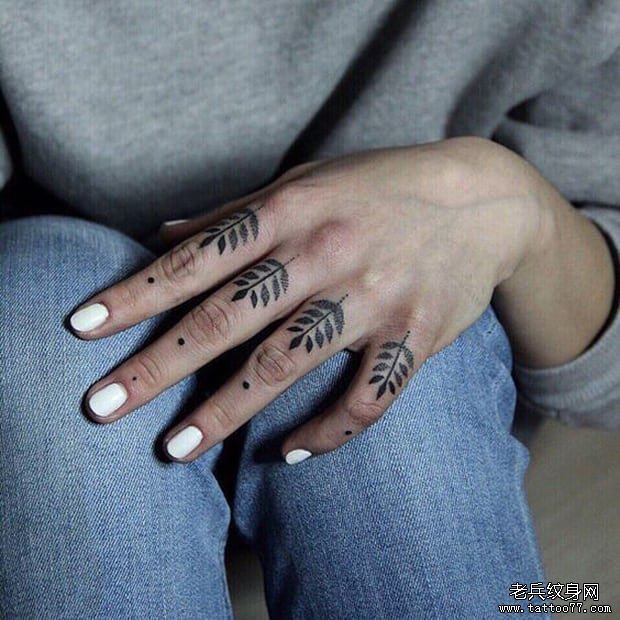 黑灰树叶手指纹身图案
