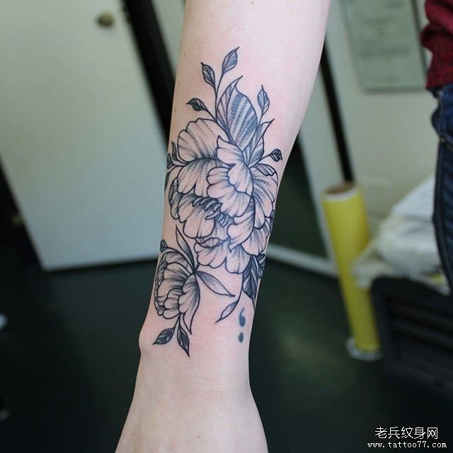手臂个性甩针风格花纹身图案