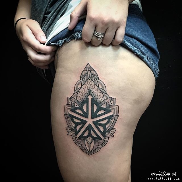 大腿个性点刺几何纹身图案