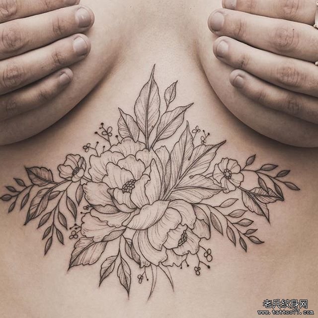 腹部花朵纹身图案