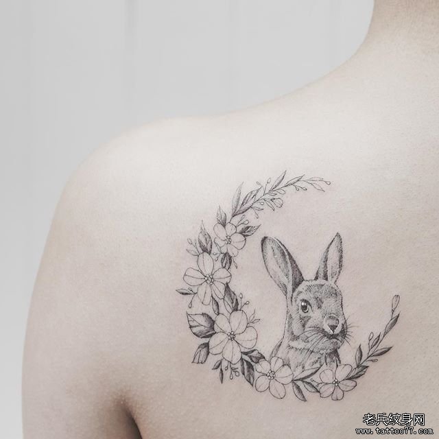 肩背花朵兔子纹身图案