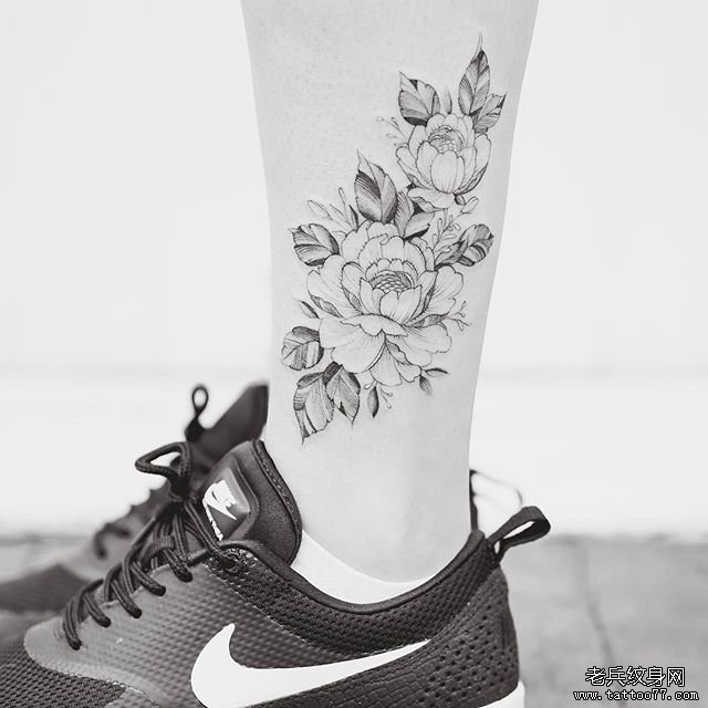 脚踝花卉纹身图案