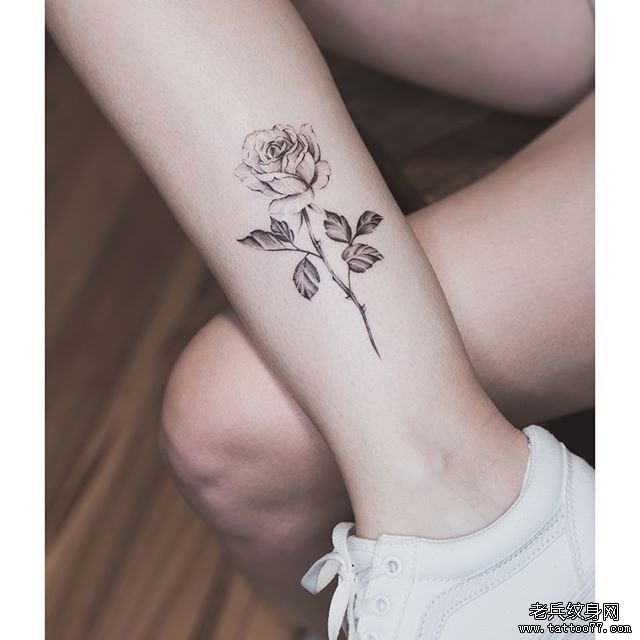 脚踝玫瑰纹身图案