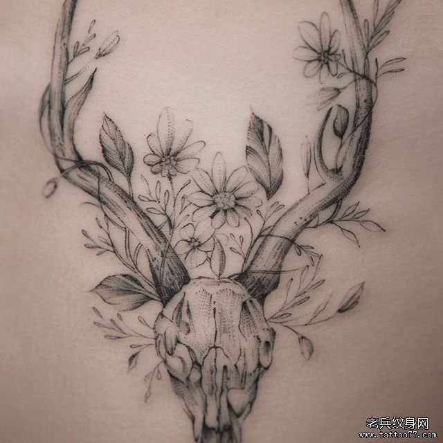 鹿角骷髅花朵纹身图案