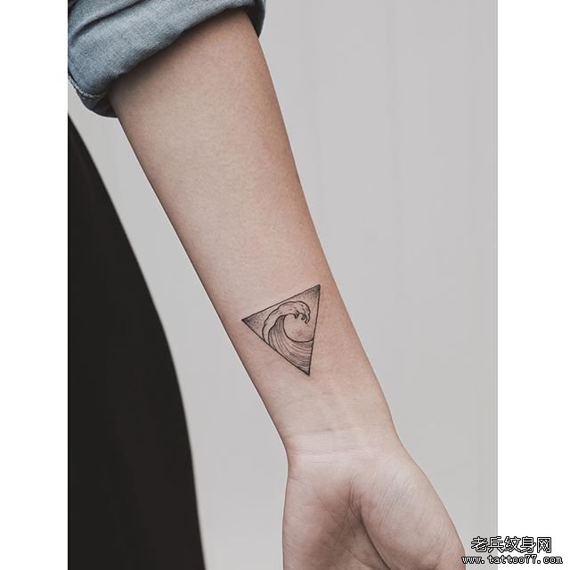 手腕小清新几何点刺浪花纹身图案