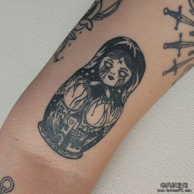 个性线条不倒翁纹身图案