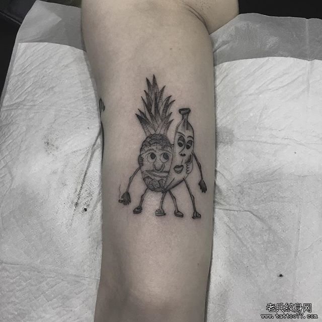 手臂极简线条菠萝香蕉纹身图案