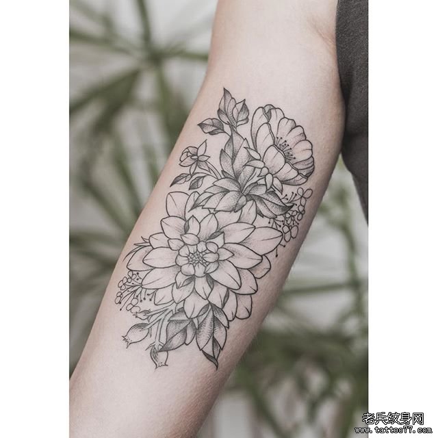 小臂花朵纹身图案