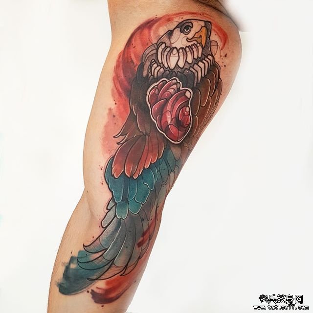 大腿水彩老鹰翅膀纹身图案