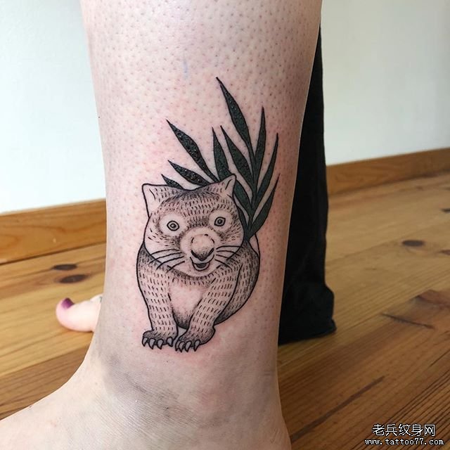 个性腿部极简松鼠纹身图案