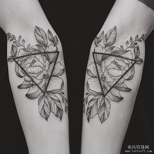 小臂三角形花朵纹身图案