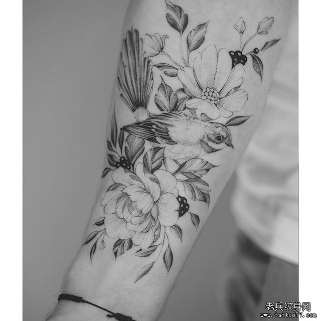 小臂鸟花朵纹身图案