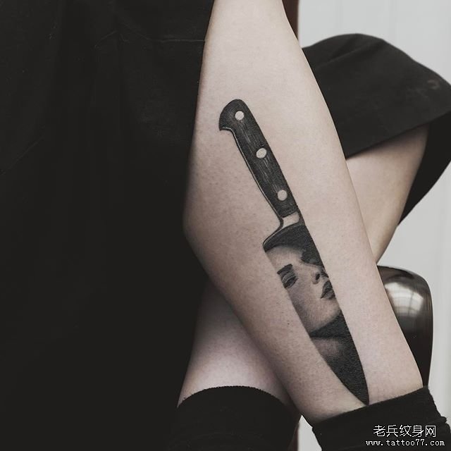 小腿匕首人物纹身图案