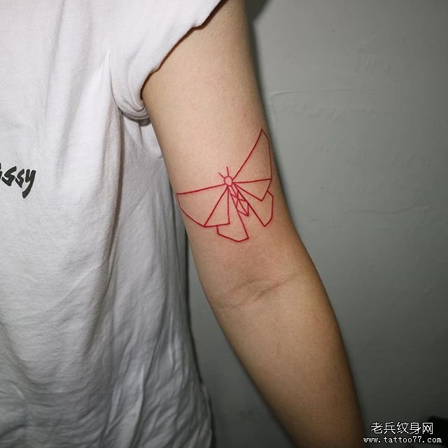 手臂个性红色线条纹身图案