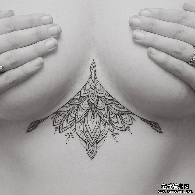 腹部梵花纹身图案
