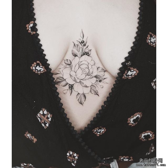 腹部花朵纹身图案