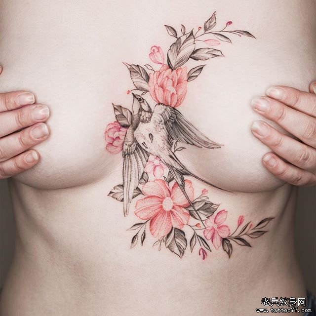 胸口色彩花朵鸟纹身图案