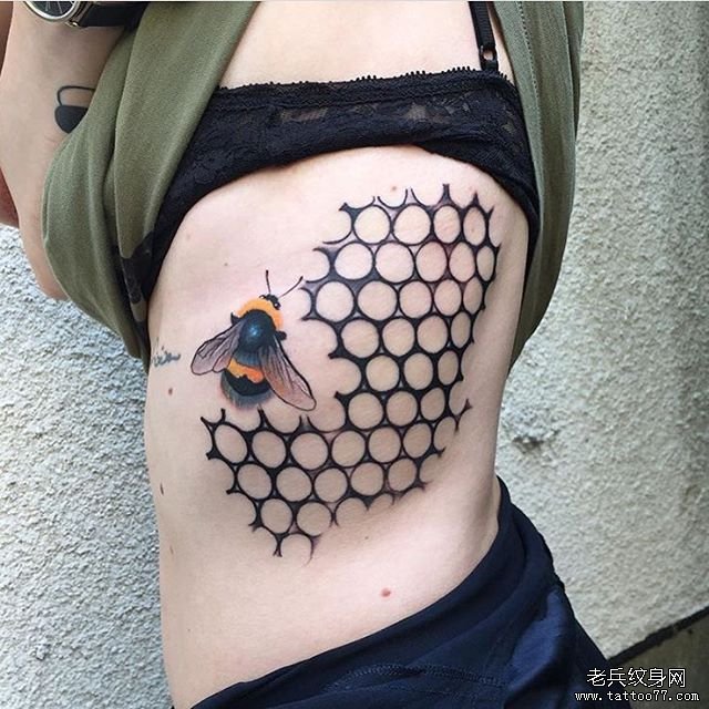 侧腰几何蜜蜂纹身图案