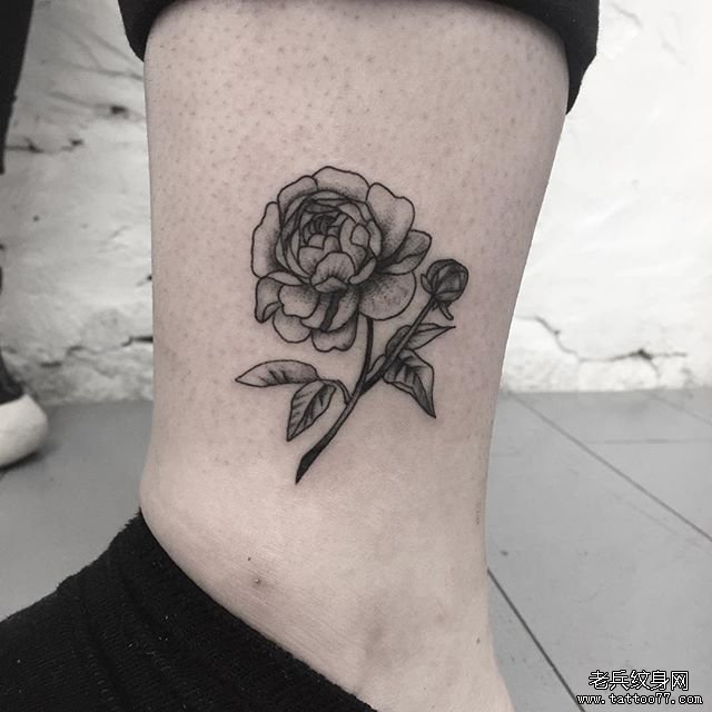 黑灰小花纹身图案