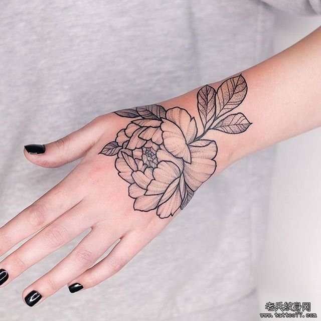 手背小清新花朵纹身图案