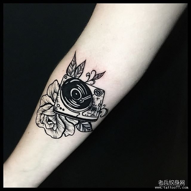 手臂个性黑灰花纹身图案