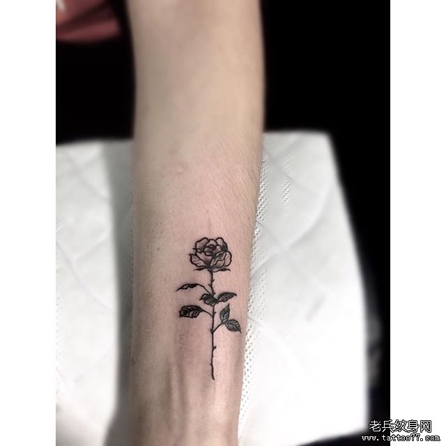 手臂个性小清新花纹身图案