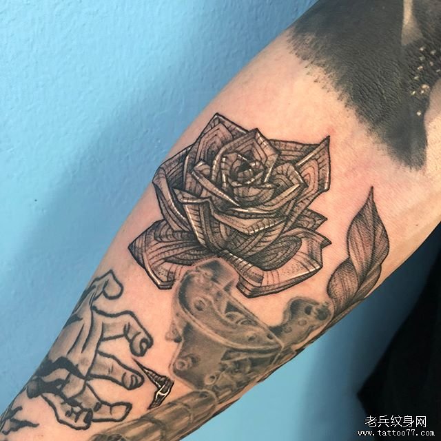 手臂个性钞票花纹身图案