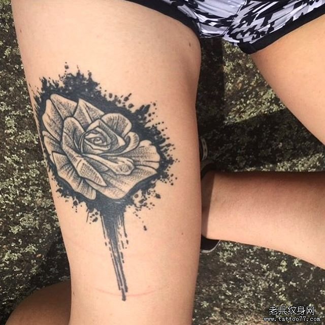 大腿个性黑灰泼墨风格玫瑰花纹身图案