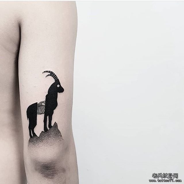 大臂点刺羊骷髅纹身图案