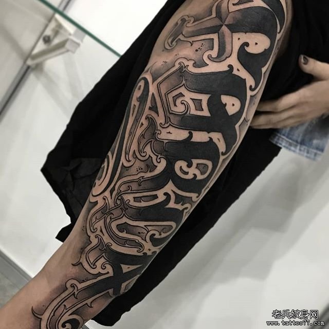 大臂花体字纹身图案