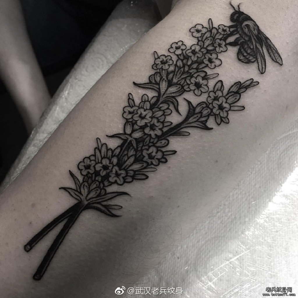 手臂黑灰花卉蜜蜂纹身