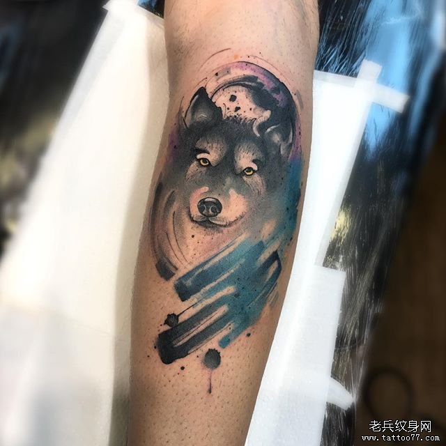 小臂水彩泼墨狼头纹身图案