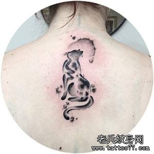 后背黑灰水墨猫咪纹身