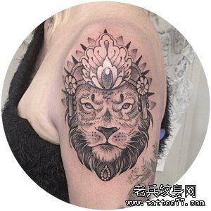 大臂黑灰老虎纹身
