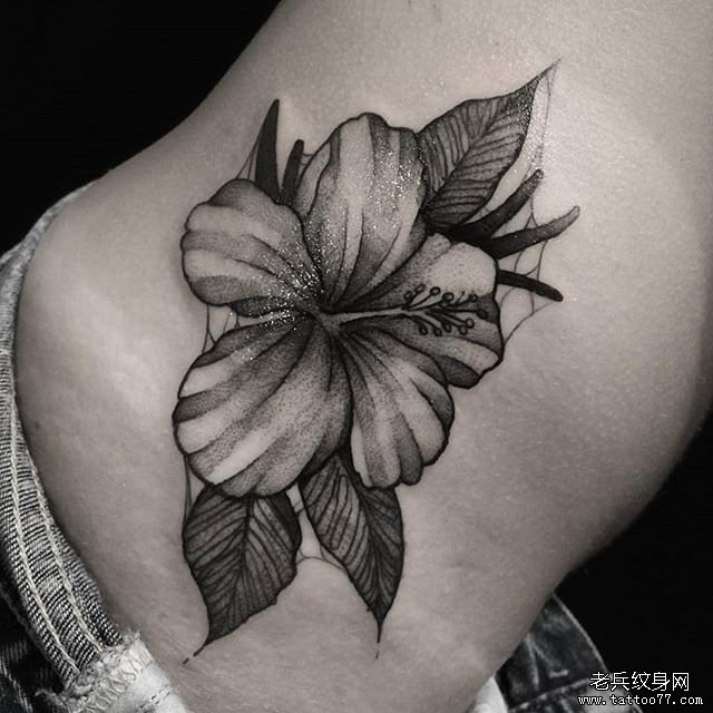 侧腰花朵纹身图案