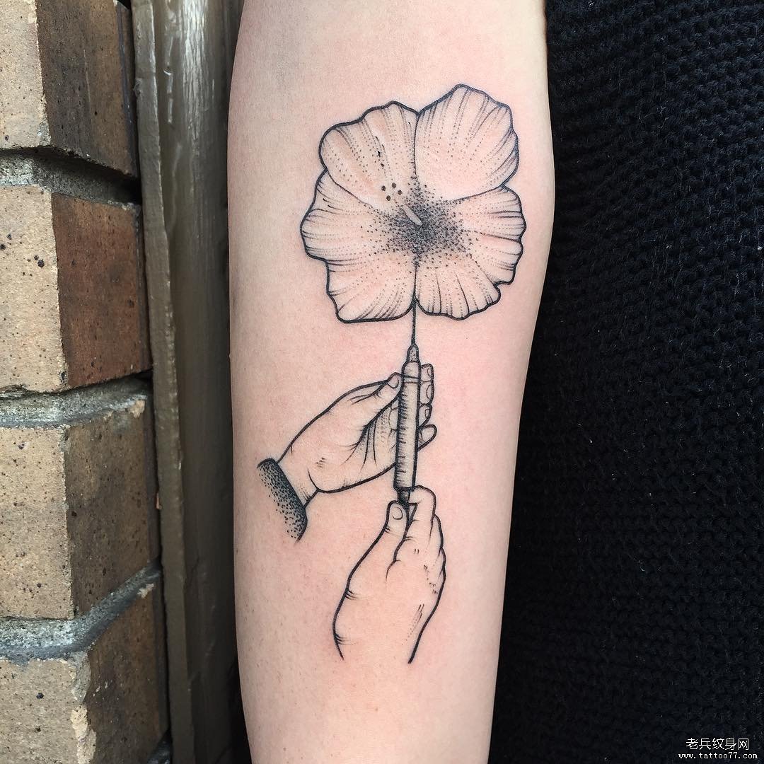 手臂手花朵纹身