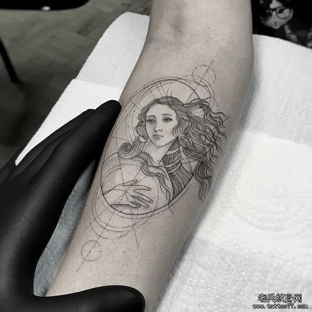 小臂几何女郎纹身图案