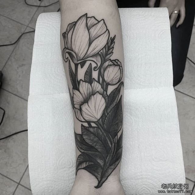 小臂花朵纹身图案