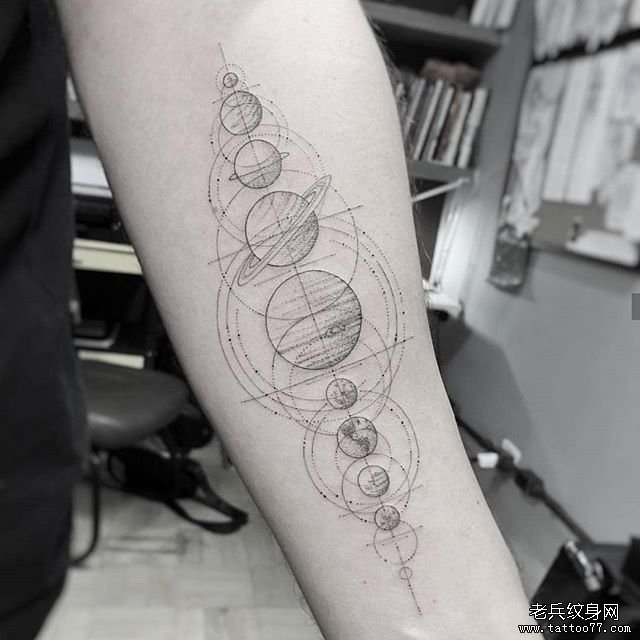 小臂几何星球纹身图案